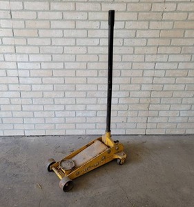 lot 653 image: Rolling Floor Jack - Tested and Works