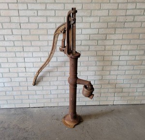 lot 658 image: Antique Cast Iron CHANDLER Water Pump - Cedar Rapids IA - About 53 Tall