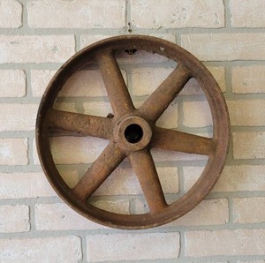 lot 664 image: Antique Cast Iron Wheel  Pulley - 14 Diameter x 2.5 Wide