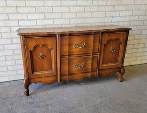 lot 697 image: Beautiful Vintage Wood Buffet 50 x 16 x 27 Tall