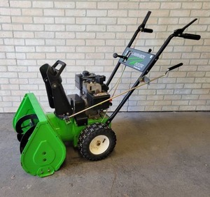 lot 698 image: Lawn-Boy 2-Stage Snowblower - 5hp 22 - Part No. 522R - Electric Start