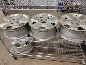 lot 789 image: Set of (4) 18 5-Bolt JEEP Aluminum Rims - Missing 1 Center Cap - 5x4-34