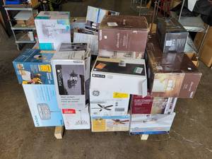 lot 812 image: Contents of Pallet - Looks to be mostly returns, may be missing parts, non-working etc.