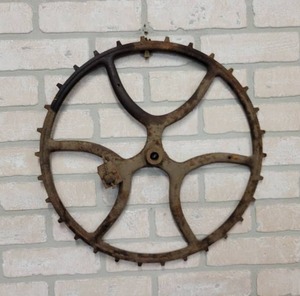 lot 818 image: Cast Iron Gear - Great Wall Art - About 17 Diameter