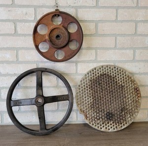 lot 831 image: Lot of (3) Pieces of Metal Wall Art - Largest is 13.5 Diameter