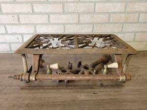 lot 846 image: Antique Cast Iron 2-Burner Stove - 21 x 16 x 6