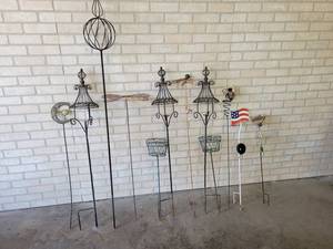 lot 848 image: Large Lot of Garden and Lawn Dcor