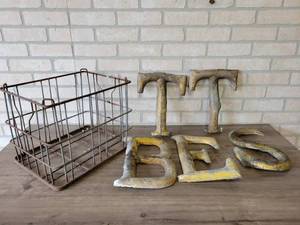 lot 858 image: Lot of Vintage Letters and Wire Crate - Letters are about 12 Tall