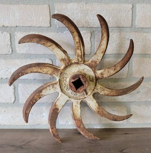 lot 862 image: Cast Iron Rotary Hoe Wheel - Great Wall Dcor - 13 Diameter