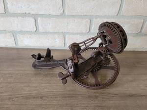 lot 864 image: Antique Reading PA Hardware Co. Cast Iron Peeler - Nice Condition