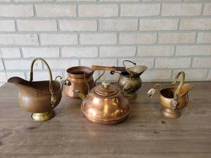 lot 865 image: Lot of Vintage Teapots and More