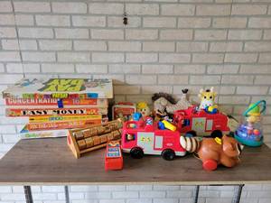 lot 878 image: Large Lot of Vintage and Modern Toys and Board Games