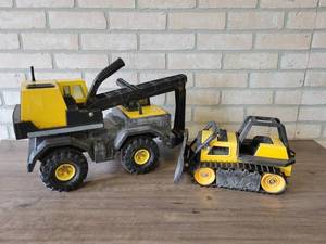 lot 881 image: Tonka Crane and Bulldozer - Crane is about 20 x 11 x 9 and Bulldozer is about 12 x 8 x 7