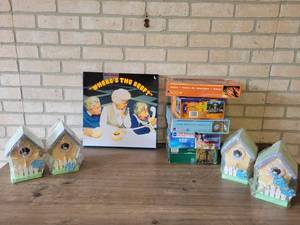 lot 885 image: Vintage Wheres the Beef Puzzle, Assorted Puzzles and Bird Houses