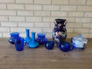 lot 888 image: Large Lot of Decorative Blue Glassware  Vases - Tallest is about 10