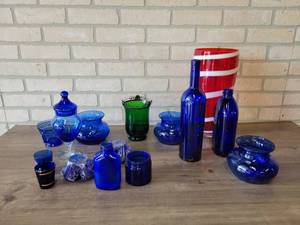 lot 889 image: Large Lot of Decorative Blue, Red, Green Glassware  Vases - Tallest is about 13