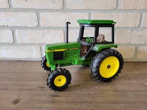 lot 734 image: John Deere 2755 Tractor Diecast Model- 116 Scale ERTL - No Box