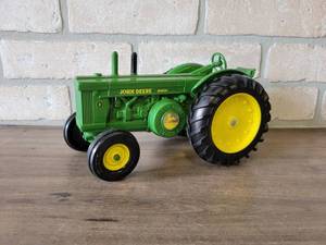 lot 735 image: John Deere Model R Diesel Tractor Diecast Model- 116 Scale ERTL - No Box