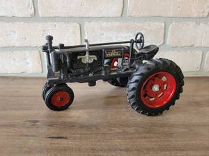 lot 738 image: Farmall F-20 Tractor Diecast Model - 116 Scale - ERTL - No Box