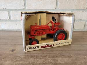 lot 740 image: Farmall Cub Tractor Diecast Model - 116 Scale - ERTL in Box
