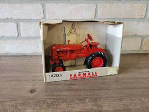 lot 741 image: Farmall Super A Tractor Diecast Model - 116 Scale - ERTL in Box