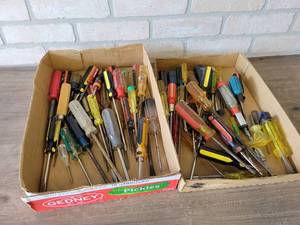 lot 747 image: Large Lot of Assorted Screwdrivers