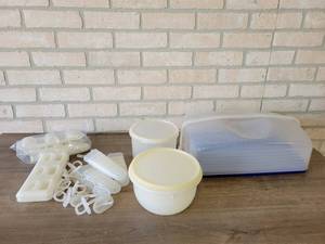lot 893 image: Lot of Tupperware