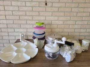 lot 894 image: Vintage Mirro-Matic Pressure Cooker and Other Kitchen Items