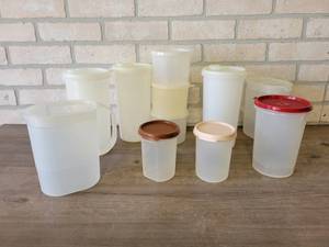 lot 895 image: Lot of Tupperware