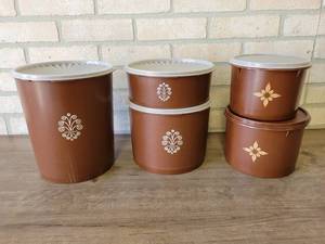 lot 896 image: Lot of Tupperware