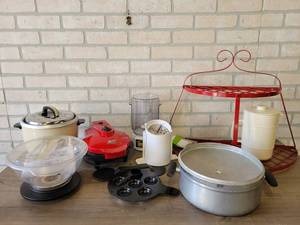 lot 897 image: Vintage Wear-Ever Kettle, Rice Cooker, Tater Twister, Corn Popper and More