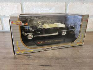 lot 903 image: 1956 Cadillac US Presidential Limousine - 132 Scale Diecast Car
