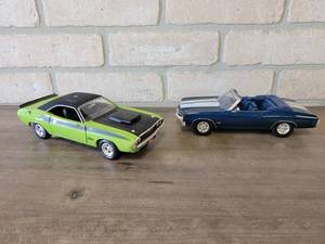 lot 905 image: 1970 Dodge Challenger and 1971 Chevelle SS Diecast Cars - 124 Scale