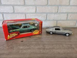 lot 907 image: 1967 Shelby GT500 and 1968 Pontiac GTO - 124 Scale Diecast Cars
