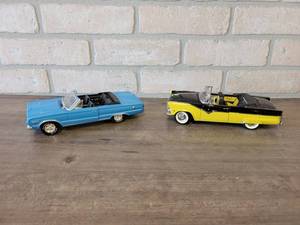 lot 911 image: Plymouth Belvedere GTX Convertible and 1955 Ford Fairlane - 124 Scale Diecast Cars