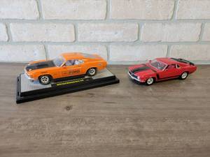 lot 912 image: 1970 Ford Mustang Boss 429 and 1970 Ford Mustang Boss 302 - 124 Scale Diecast Cars