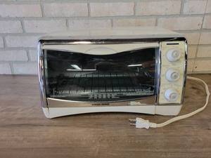 lot 915 image: Black & Decker Toaster Oven - Good Clean Unit