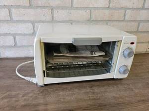 lot 916 image: Rival Toaster Oven - Good Clean Unit