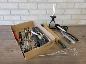 lot 919 image: Large Lot of Kitchen Utensils