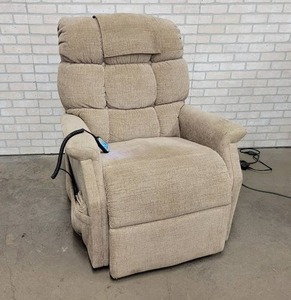 lot 509 image: Ultra Comfort Power Lift Chair  Recliner - Works Great