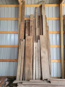 lot 570 image: Huge Lot of Assorted Barnwood - Most is 1 Thick - Pieces up to 16 Long