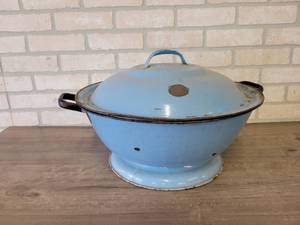 lot 930 image: Vintage Enamelware  Granite Ware Bread Dough Rising Bowl w Lid - About 18 Diameter