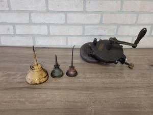 lot 939 image: Milwaukee Grinder Co. MILWISIS Manual Grinder and (3) Vintage Oiler Cans
