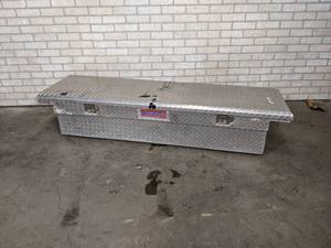 lot 565 image: Aluminum Pickup Toolbox - Has Damage