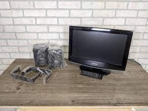 lot 608 image: Samsung 19 LCD TV w Remote and (2) KLH Model 203 Speakers