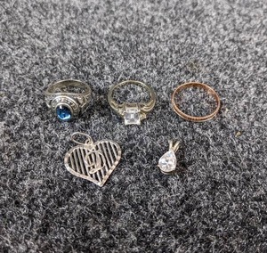 lot 726 image: Lot of Gold Rings and Pendants