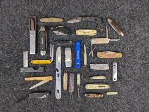 lot 716 image: Vintage Pocket Knives