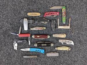 lot 708 image: Vintage Pocket Knives
