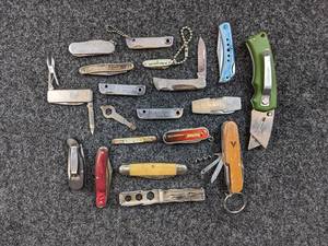 lot 706 image: Vintage Pocket Knives