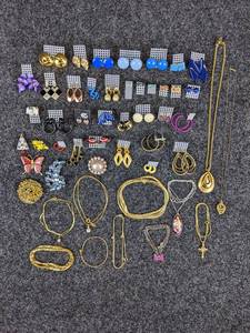 lot 711 image: Vintage Costume Jewelry